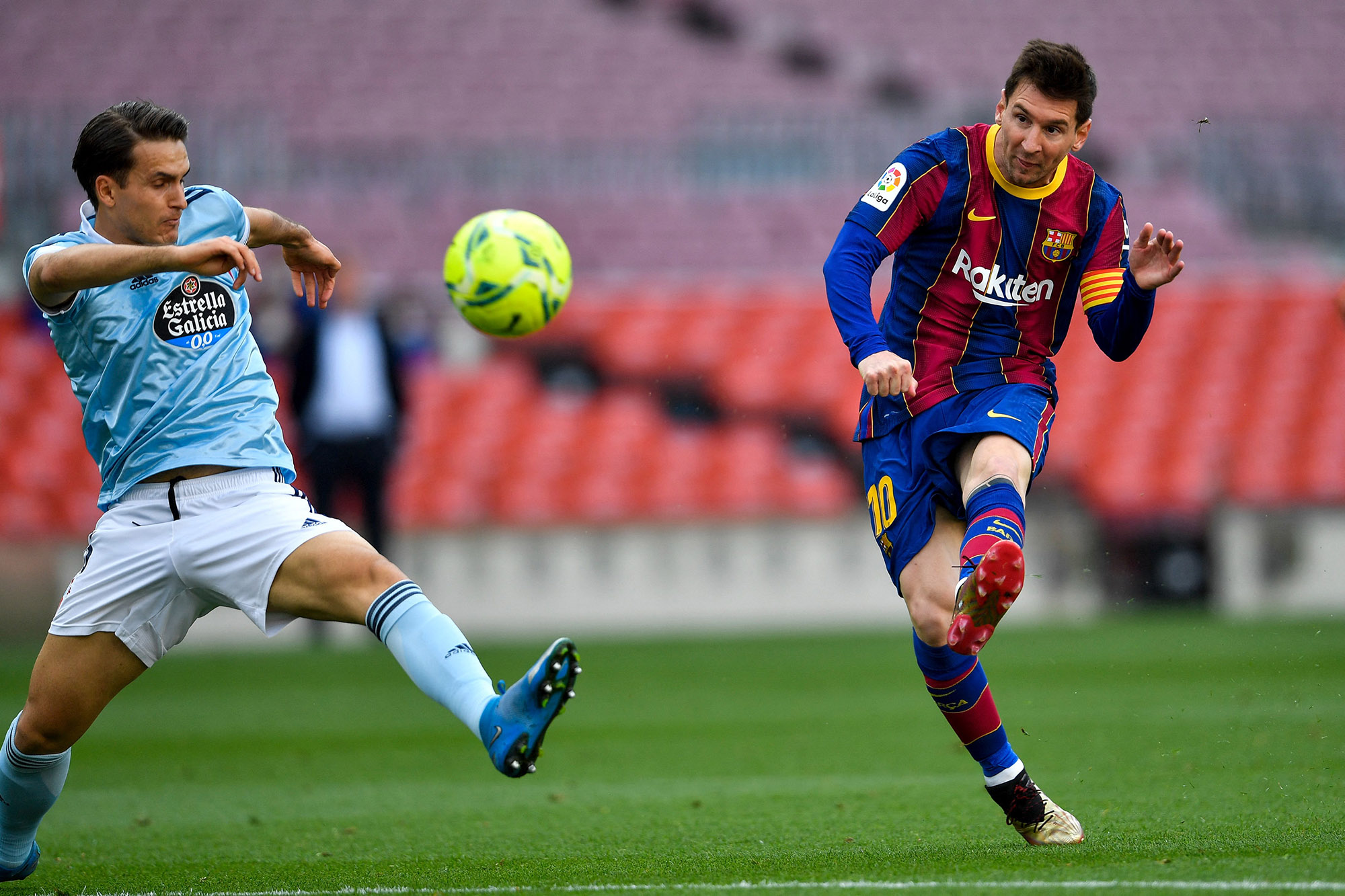 Lionel Messi se aproxima de acordo com o Football Club Barcelona com corte salarial de 50%